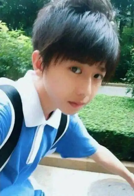 蔡徐坤小时候旧照被曝光 与张钧甯朱梓骁同框合影