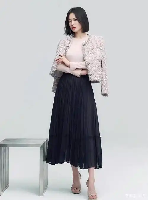 近日,韩国女星宋慧乔拍摄了一组早秋宣传写真,美艳动人.