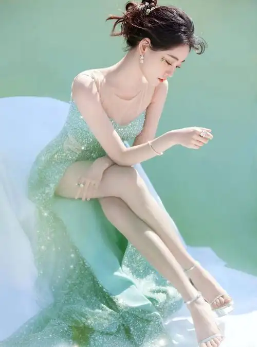 祝绪丹穿碎钻礼服出席夜宴侧颜美腿吸睛嘴含花朵妩媚动人