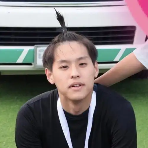 可爱男生发型图片,男生留什么发型好看(他泰那些可爱俏皮的小揪揪)