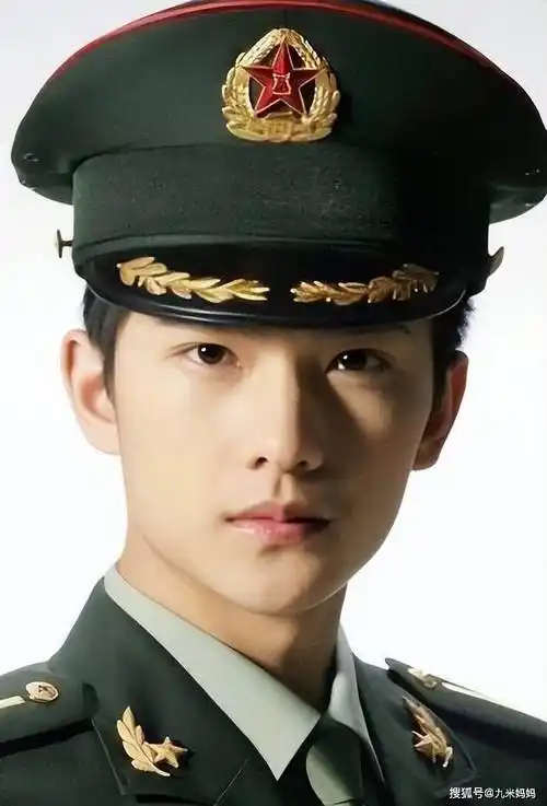 身为第四代军艺校草,杨洋用荣耀三部曲,展现出三种不同的样子