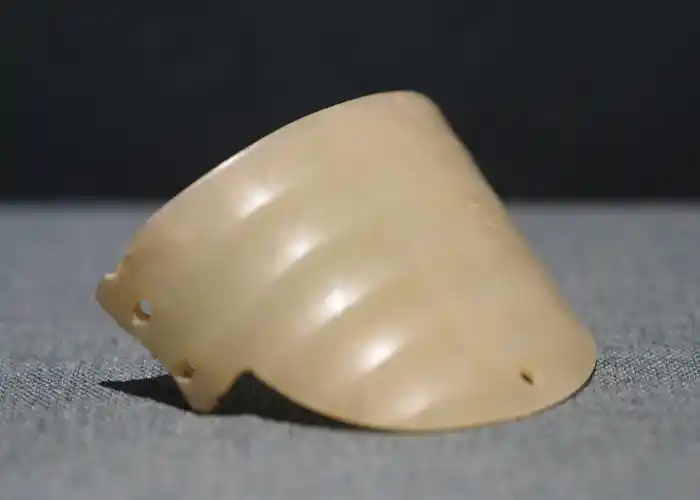 新石器时代红山文化玉瓦沟纹臂饰辽宁省文物考古研究所藏