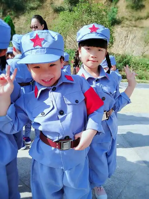 红军的服装一个个别提多神气了,好像真的小战士一样,每一个动作都有板