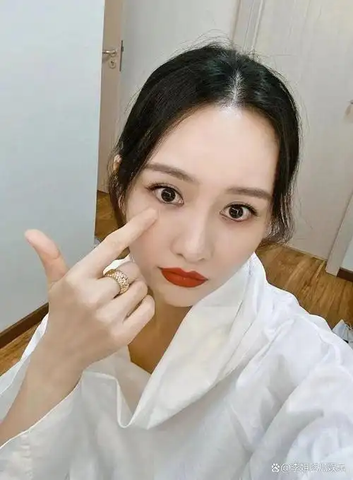 王鸥产后a4腰变水桶腰晒戒指宣誓主权婚姻状态引热议