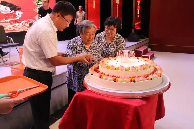 "敬老为福传承永在"望塔园社区70岁老人生日会