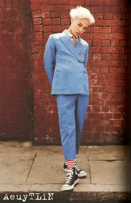 权志龙蓝色西装歪头照