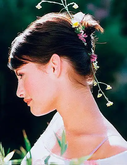 侧面视角,美女,头发,草地,花_高清图片_全景视觉