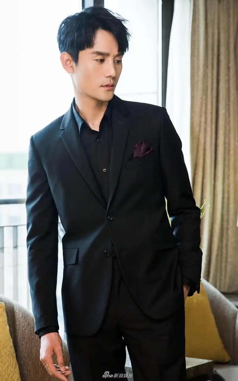 为戏减肥的王凯身型修长,举手投足间儒雅大气,尽显绅士风范.