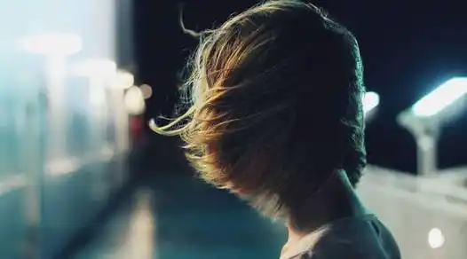 唯美女生背影-风吹过的头发