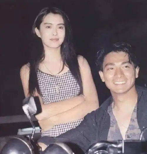 "罕见"明星老照片:穿情侣装的黎明,刘德华骑机车载王祖贤!