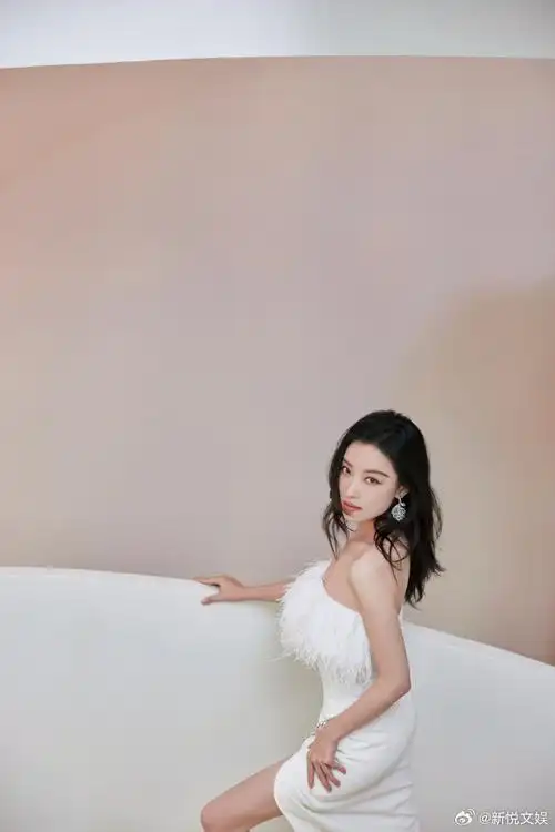 倪妮白色羽毛裙##倪妮耳饰好大