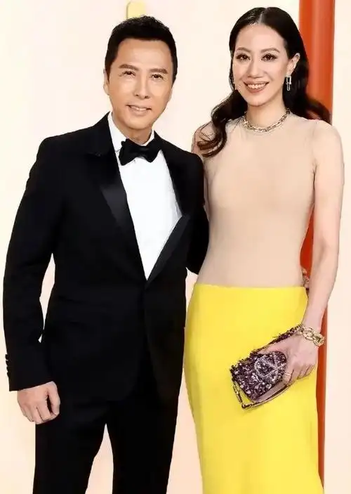 甄子丹夫妇罕见合体超模妻子裸色衣似穿非穿引爆眼球