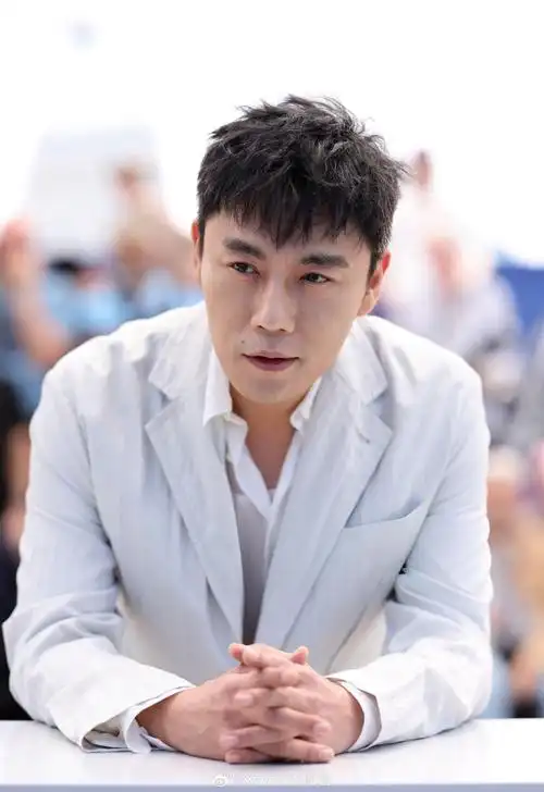 秦昊在#戛纳电影节#亮相娄烨导演新片《未完成的电影》的photocall这