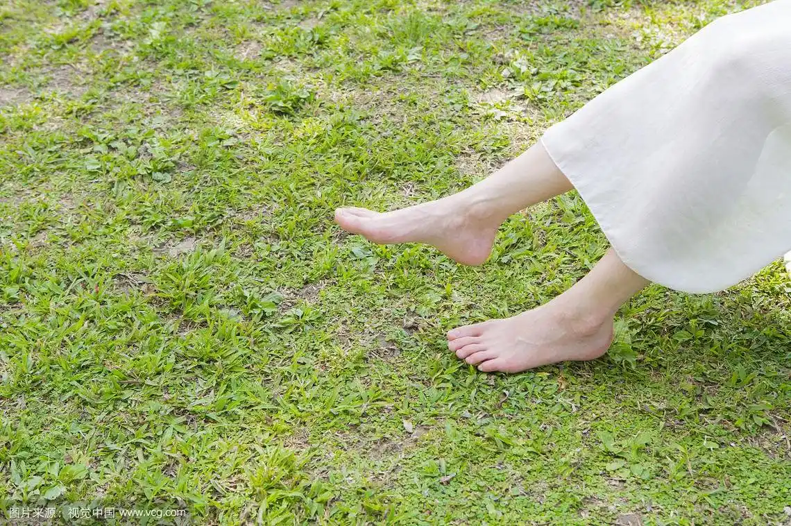 赤脚的年轻女人