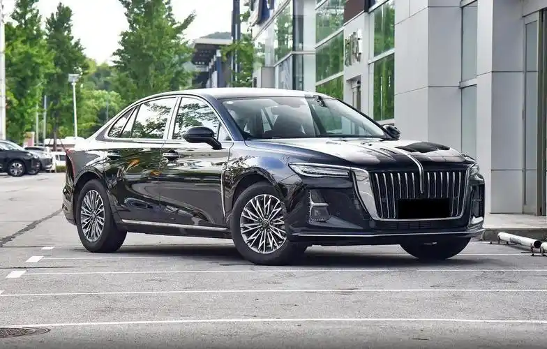 b 级红旗轿车,整车落地十七万,超车有劲,但车机反应有迟缓