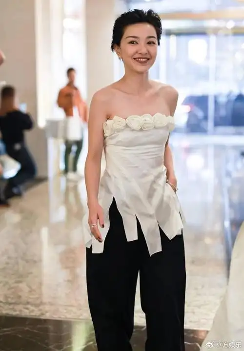 郭采洁穿立体玫瑰抹胸上衣 身材纤细锁骨吸睛|郭采洁|抹胸|锁骨_新浪