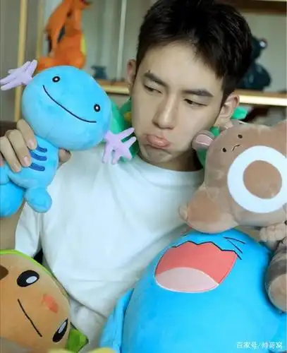 嘟着嘴的样子是不是有点小可爱呢,呆萌又帅气的男生,向你撒娇了.