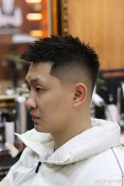 最好发型了,生活中很多普普通通的男士,只要剪完飞机头造型立马大变样
