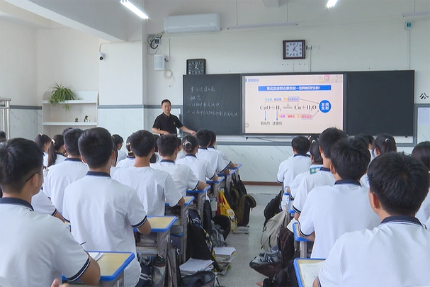 "我的岗位我负责,我的工作请放心",这是福泉中学副校长,化学学科教师