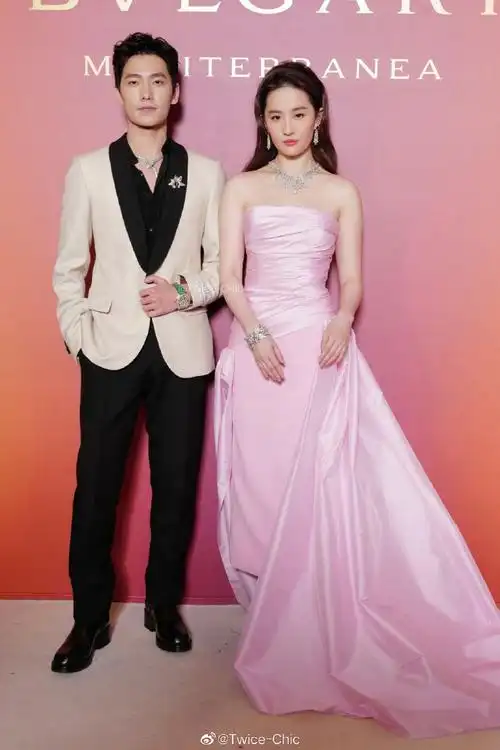 刘亦菲仙品侧颜##杨洋刘亦菲威尼斯同框