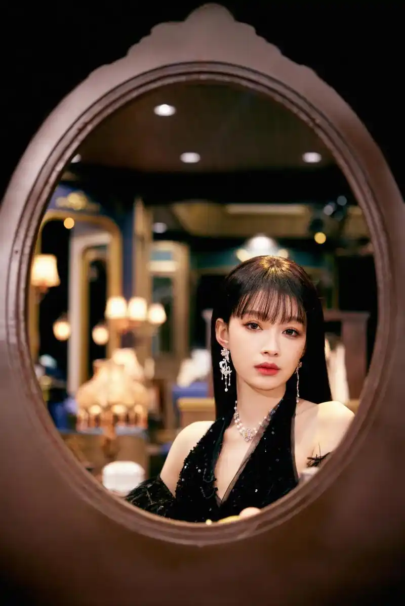 孙怡黑色一字羽毛礼服配上碎金妆容,黑色齐刘海猫女御姐气质拉满!