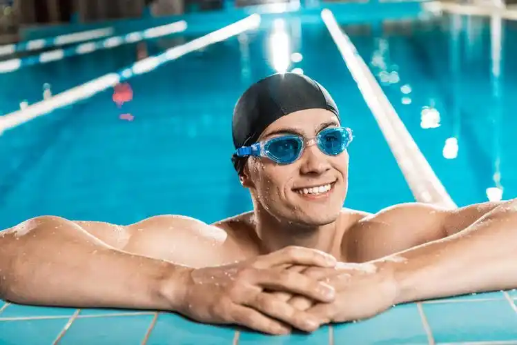 泳池游泳帽及泳镜中的健美运动员游泳教练游泳比赛