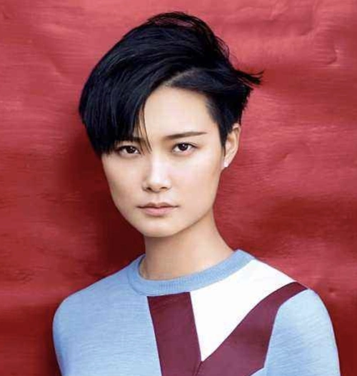 第二个原因还是有一点东西方审美的关系,李宇春属于方脸细五官的类型