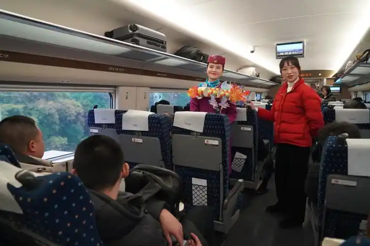 动车上体验年画节四川文旅热成春运新亮点