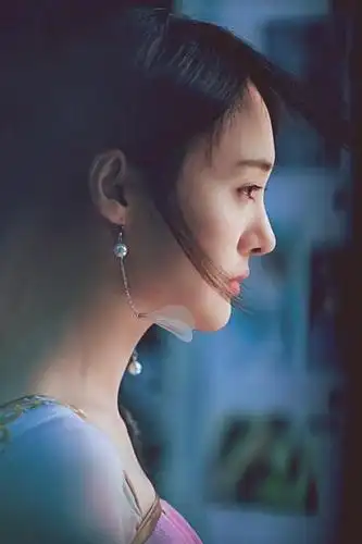 180428 郑爽古装造型侧颜杀来袭 当属月色与雪色之间的第三种绝色