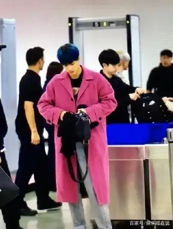 雪莉出殡当日exo成员kai穿粉色衣服还比v,被炮轰"不尊重"