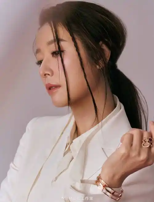 林心如新春写真超靓丽!雪肤玉貌性感妩媚看不出有46岁_美得_当红_紧身