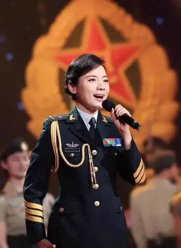 陈思思手记穿着这身军装发表致敬八一