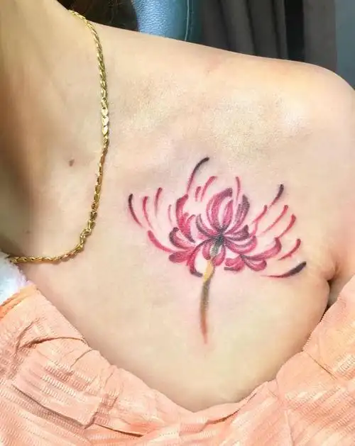 彼岸花纹身图片_肩部胸部水彩纹身图案