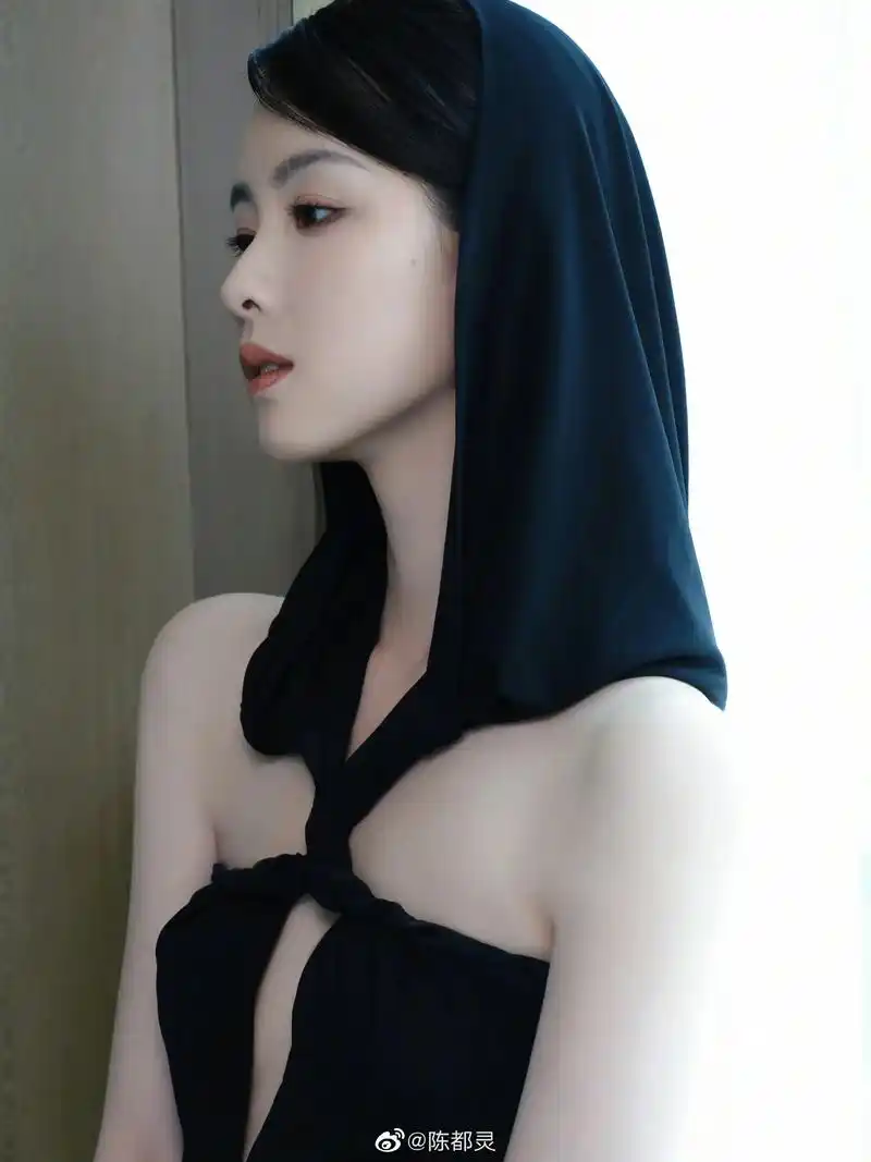 陈都灵每次硬照都是我的心头爱,这次后台图更是要美坏我的眼了!