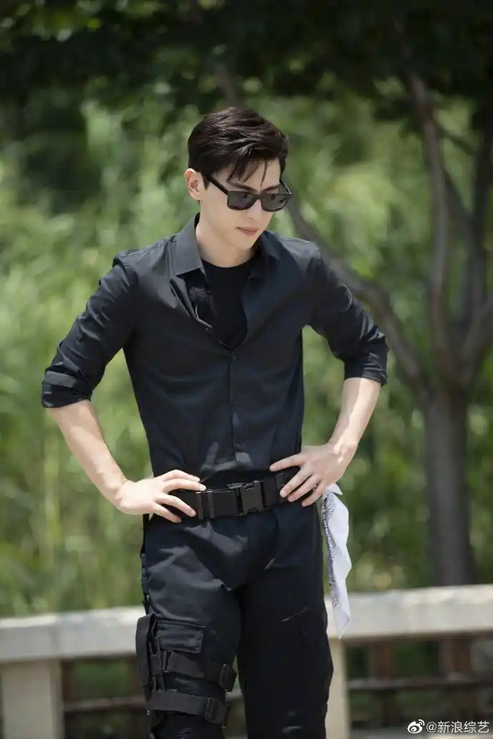 近日,《极限挑战》中邓伦身穿全黑搭配墨镜现身,修身服装尽显身材又酷