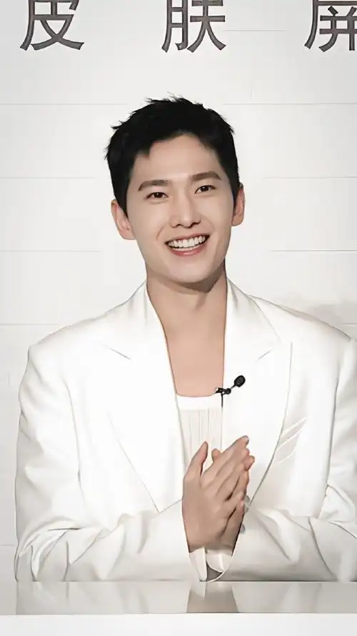 杨洋今日白色西装直播造型#清爽帅气的白马王子,笑容太治愈了~@杨篌