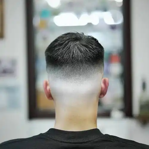 两侧铲短男发:帅气,利落与百变的新风尚_发型_头发_风格