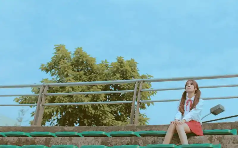 唯美意境壁纸分享,图中校园美女漫步在操场内,到处都弥漫着青春的气息