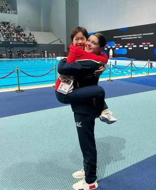 全红婵夺冠后被英国选手熊抱离场:双腿盘腰 紧紧拥抱