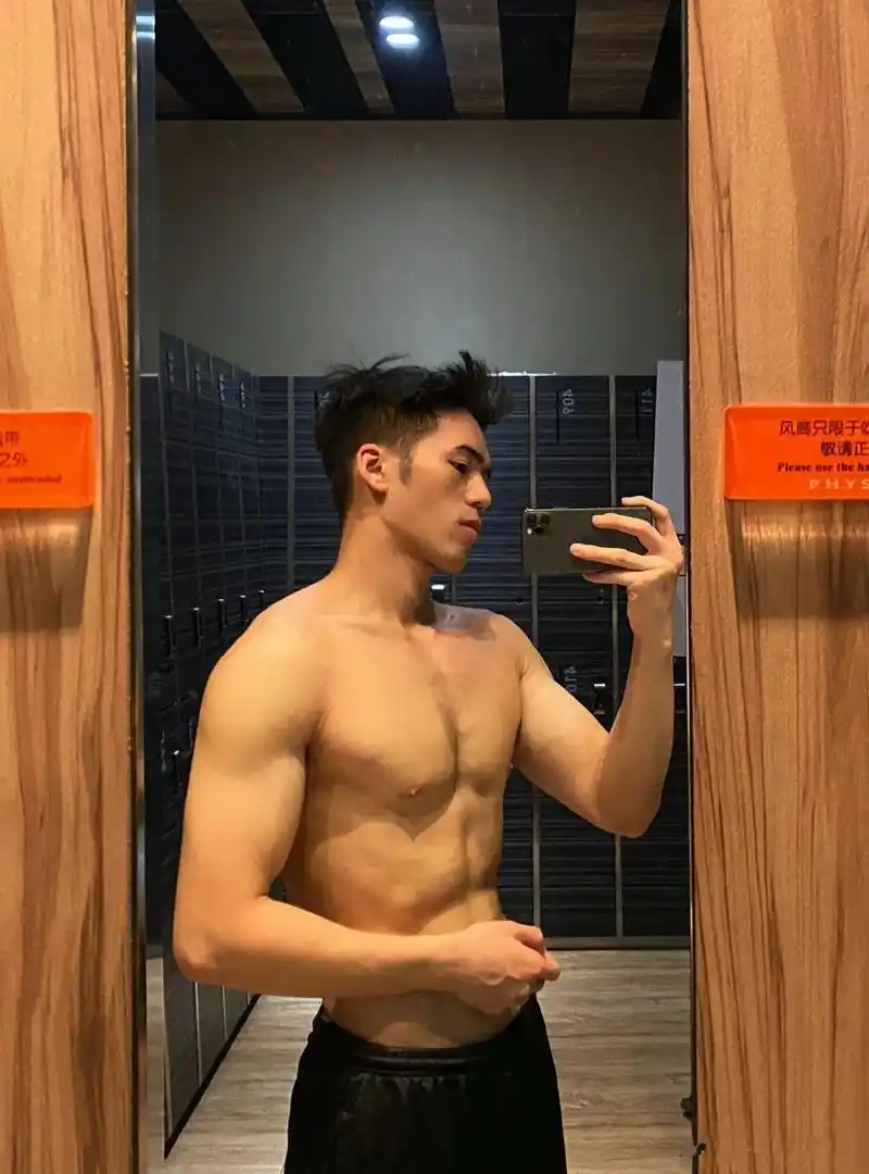"川音霍建华"肌肉写真刷屏票圈!超帅高鼻梁长腿小狼狗,谁又可了?