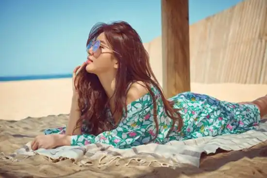 裴秀智度假风画报曝光浪漫演绎海边俏女郎组图2