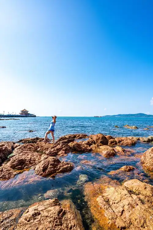 山东青岛栈桥海边休闲游玩的人们