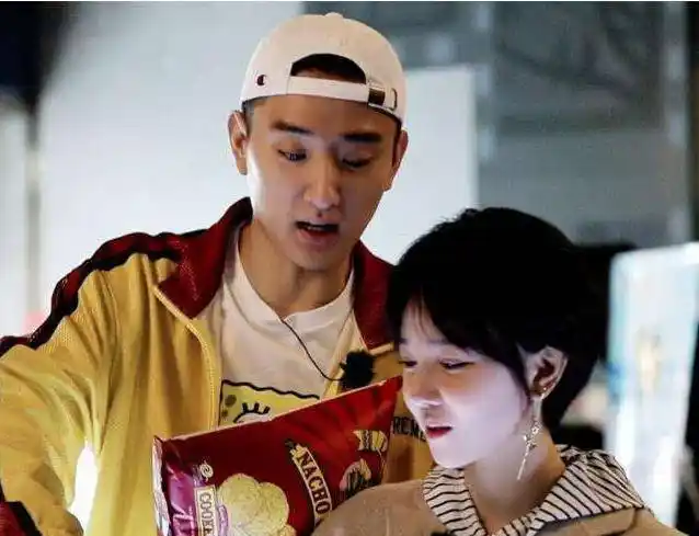 于小彤称拍完"贾宝玉"后,迫不得已转行卖酒,因为长得高没戏拍_杨洋