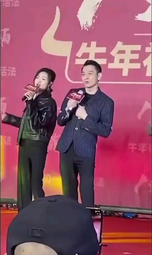 刘德华和万茜现场唱笨小孩,刘德华的每一首歌曲都是经典你最喜欢嘛一