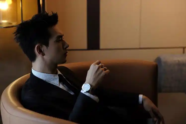 李现 黑色西装搭配烫钻衬衫,绅士帅气