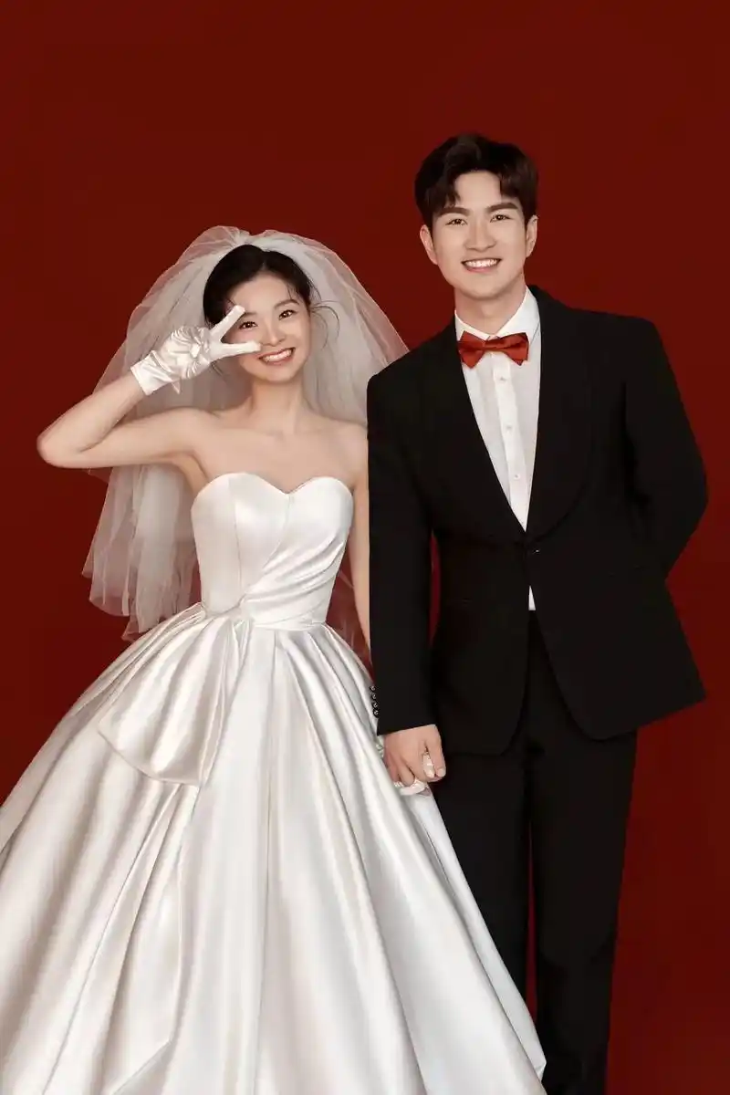 这样的极简红底婚纱照 - 抖音