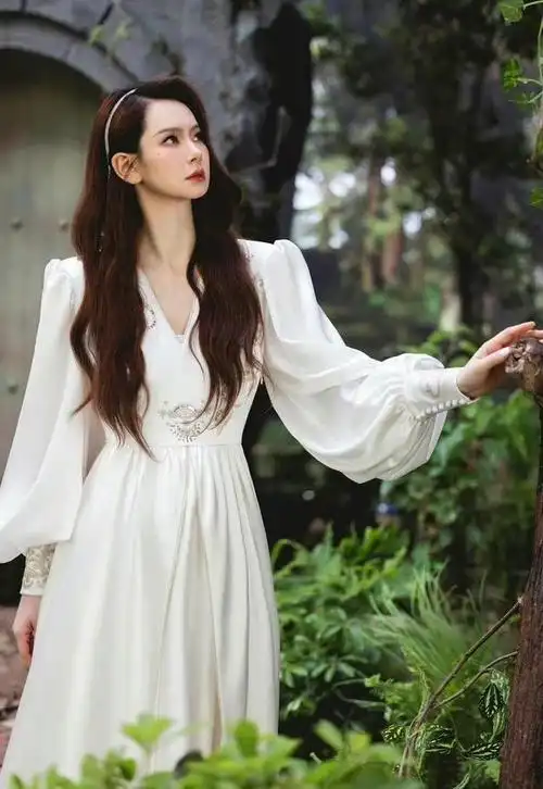 戚薇长发披肩太美了一身白色连衣裙简约优雅五官精致宛如精灵