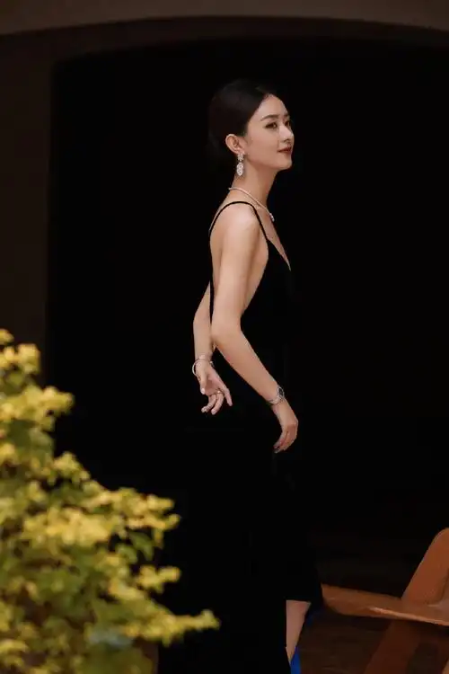 赵丽颖贵气的闪#赵丽颖 今日活动造型,一袭黑色吊带长裙,后背时饔又