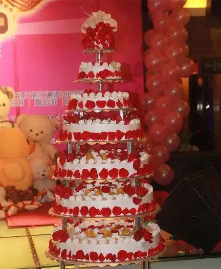 歌迷ktv光彩店四周年庆 豪华蛋糕引众人围观