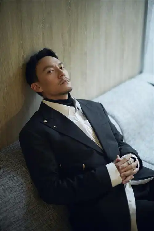 张震身着黑色西装 帅气又迷人!